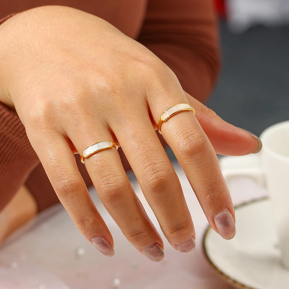 Anel Fino de Aço Inoxidável Antialérgico com Concha Natural Tamanho Pequeno Branco para Mulheres Elegantes 2024