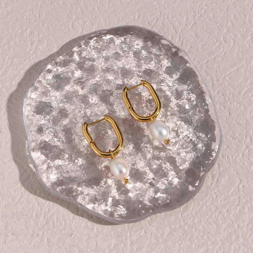 Brinco de Argola Dourado de Aço Inoxidável Antiferrugem à Prova D'Água com Pingente de Pérola de Água Doce em Formato de U Para Mulheres