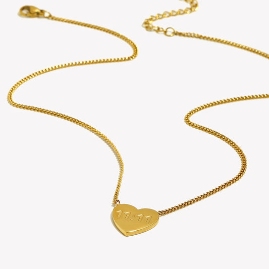 Colar Feminino Impermeável de Aço Inoxidável Banhado a Ouro 18K com Pingente Coração Número da Sorte Anjo 11:11