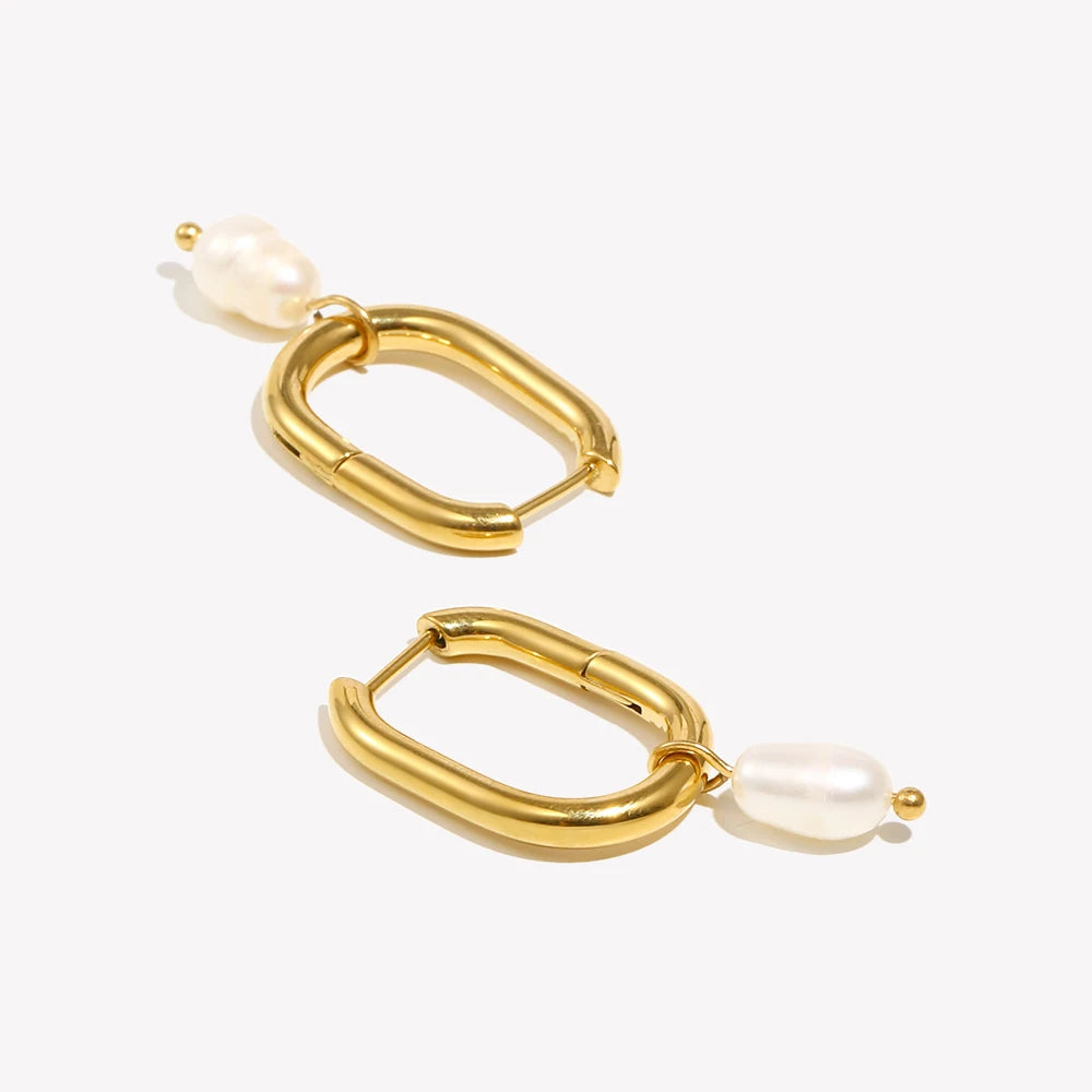 Brinco de Argola Dourado de Aço Inoxidável Antiferrugem à Prova D'Água com Pingente de Pérola de Água Doce em Formato de U Para Mulheres